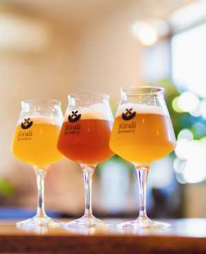 🍺並べてみました。   左から、 🌸 花道（ケルシュ） 🍊 IPA 🍺 ペールエール の3種類です。   3つ並ぶと、不思議と映…