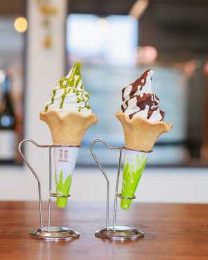 抹茶か。チョコか。そこが問題！！   🍦ソフトクリームに新トッピング登場！ キラリブルワリーのタップルームでご提供しているソフト…