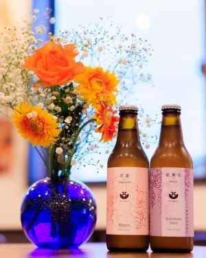 お花があると、なんだかパァッと明るくなりますね。🌸🍺 バラにガーベラ、そしてカスミソウ。   色鮮やかなお花たちがタップルームを…