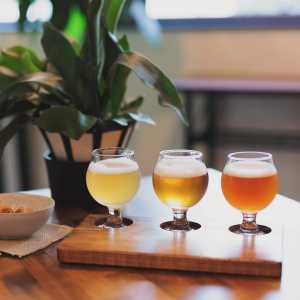 🍺キラリブルワリーの飲み比べセット   タップルーム（角打ち）でお楽しみいただける人気メニューのひとつです。 カウンターでタップ…